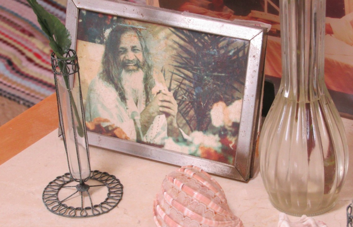 A photograph of Transcendental Meditation pioneer Maharishi Mahesh Yogi greets guests as they walk into Darr’s home. Photo by Avery Gregurich.