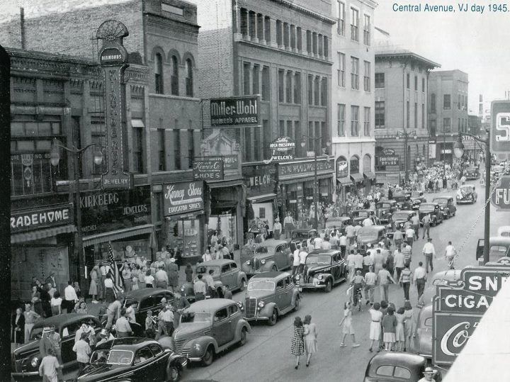 Cars and people fill Central Avenue in Fort Dodge during an August day in 1945. 
